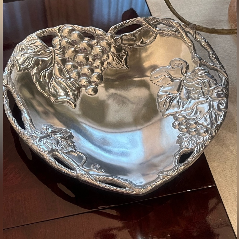 Arthur Court GRAPE HEART SHAPED COUPÉ SERVING TRAY WITH GRAPEVINE MOTIF 9.5”X 10 - Picture 5 of 11